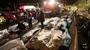 Sejumlah jasad penumpang yang tewas akibat bus wisata yang mereka tumpangi terbalik di ruas jalan dekat Taipe, ibu kota Taiwan, Selasa (14/2). Para penumpang berusia antara 20 hingga 60 tahun, namun sebagian besar adalah turis berusia lanjut. (AP Photo)