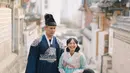 Berpose di Bukchon Hanok Village, Seoul, Rinni beserta suami dan putranya tampil kompak mengenakan busana tradisional Korea, Hanbok. @rinni_w.