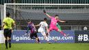 Pemain Rans Cilegon FC, Cristian Gonzales (kiri) mencetak gol ketiga timnya ke gawang PSIM Yogyakarta dalam laga semifinal Liga 2 2021 di Stadion Pakansari, Bogor, Senin (27/12/2021). (Bola.com/Bagaskara Lazuardi)