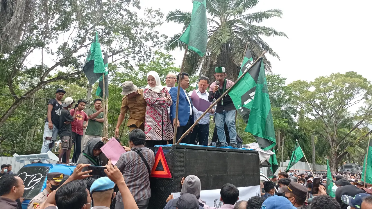 Mahasiswa dan sopir angkot di Kota Kendari berdemonstrasi menolak keputusan pemerintah menaikan harga Bahan Bakar Minyak (BBM).(Liputan6.com/Ahmad Akbar Fua)