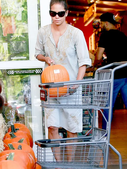 Halle Berry lagi belanja dekorasi Halloween nih! Kalau papasan, kamu bisa ngenalin dia nggak ya? (BACKGRID/US Magazine)