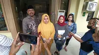 Emak-emak korban investasi bodong mengadu ke Polda Jatim. (Dian Kurniawan/Liputan6.com)