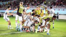 Selebrasi para pemain Timnas Jerman U-17 setelah Noah Darvich mencetak gol kedua ke gawang Timnas Prancis U-17 pada laga final Piala Dunia U-17 2023 di Stadion Manahan, Solo, Sabtu (2/12/2023). (Bola.com/Bagaskara Lazuardi)