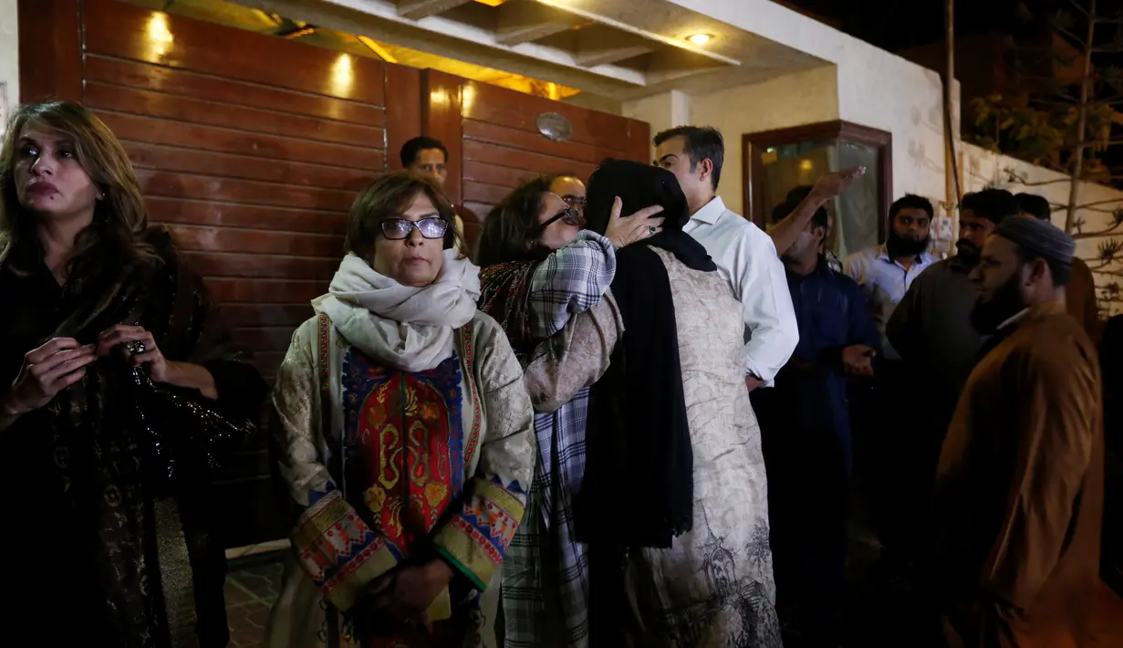 Kerabat dari korban kecelakaan pesawat Pakistan International Airlines (PIA) menangis saat menunggu kedatangan jenazah dari rumah sakit PIMS di Islamabad, Pakistan, Kamis (8/12). (REUTERS / Caren Firouz)