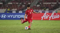 Striker Timnas Indonesia U-23, Hokky Caraka menjadi salah satu eksekutor penalti yang sukses mencetak gol ke gawang Timnas Thailand U-23 dalam laga semifinal Piala AFF U-23 2025 di Stadion Utama Gelora Bung Karno, Jakarta, Jumat (25/7/2025) malam. (Bola.com/Abdul Aziz).