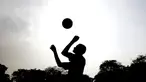 Siluet seorang anak didik menyundul bola saat mengikuti pelatihan bersama Rahmad Darwaman di Lembaga Pemasyarakatan Anak Tangerang, Banten, Senin (26/8). Latihan ini dalam rangka rencana pembuatan film. (Bola.com/Vitalis Yogi Trisna)