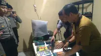 Polisi tengah mengamankan sejumlah barang bukti milik terduga teroris BA di Cirebon. Foto (Liputan6.com / Panji Prayitno)