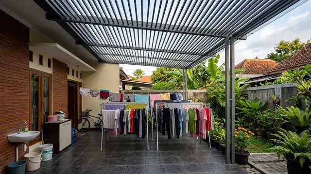 Desain Ruang Jemur di Belakang Rumah dengan Atap Kisi-Kisi