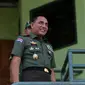 Pangkostrad Letjen, Edy Rahmayadi saat menyaksikan laga PS TNI melawan Uni Papua pada laga uji coba di Mako Kostrad, Cilodong, Jawa Barat, (14/7/2016). (Bola.com/Nicklas Hanoatubun)