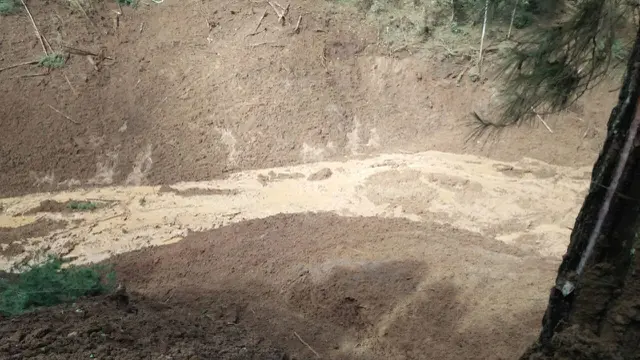Longsor Brebes Juga Timbun Pikap Pengangkut Pedagang Sayuran
