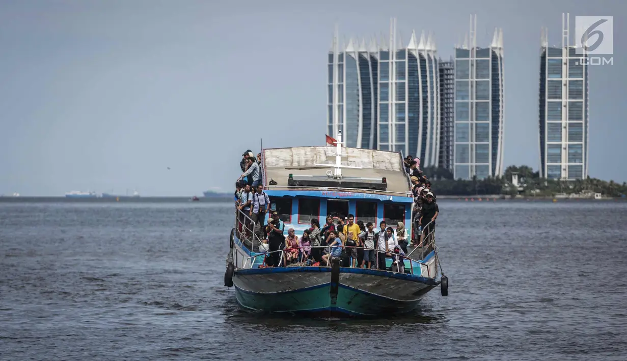 Penumpang berada di kapal wisata usai berlibur perayaan pergantian Tahun Baru 2018 di Pelabuhan Kali Adem, Jakarta, Senin (1/1). Warga padati Kali Adem usai liburan Tahun Baru dari Kepulauan Seribu. (Liputan6.com/Faizal Fanani)