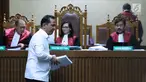 Bupati Hulu Sungai Tengah (HST) nonaktif, Abdul Latif saat menjalani sidang pembacaan tuntutan di Pengadilan Tipikor, Jakarta, Senin (6/8). Abdul Latif dituntut hukuman pidana selama 8 tahun dan denda Rp 600 juta. (Liputan6.com/Helmi Fithriansyah)