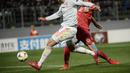 Aksi Alvaro Morata mencoba melewati Zach Muscat pada laga kedua Kualifikasi Piala Eropa 2020 yang berlangsung di Stadion Ta Qali, Malta, Rabu (27/3). Spanyol menang 2-0 atas Malta. (AFP/Filippo Monteforte)