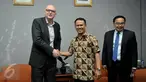 Duta Besar Australia untuk Indonesia Paul Grigson (Kiri) bersalaman dengan ketua komisi I DPR RI Mahfudz Siddiq, Jakarta, Rabu (21/10/2015). Dalam pertemuan ini membahas isu-isu terkini dan hubungan bilateral kedua negara. (Liputan6.com/JohanTallo)