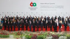 Para pemimpin Asia dan Afrika berpose untuk foto bersama saat KTT Asia Afrika di JCC, Jakarta , (22/4/2015). Jokowi mengajak negara Asia-Afrika mewujudkan cita-cita diadakannya Konferensi Asia-Afrika sejak 60 tahun silam. (Liputan6.com/Herman Zakharia)