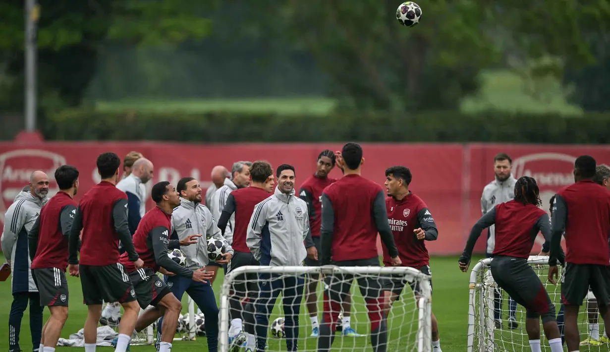 Meski, kedua tim punya karakter permainan yang berbeda, tetapi, baik Arsenal maupun Atletico Madrid, terbilang efektif dalam memaksimalkan peluang. Tampak dalam foto, manajer Arsenal asal Spanyol, Mikel Arteta (tengah), memantau sesi latihan tim di London Colney, utara London, pada Senin 4 Mei 2026. (Glyn KIRK/AFP)