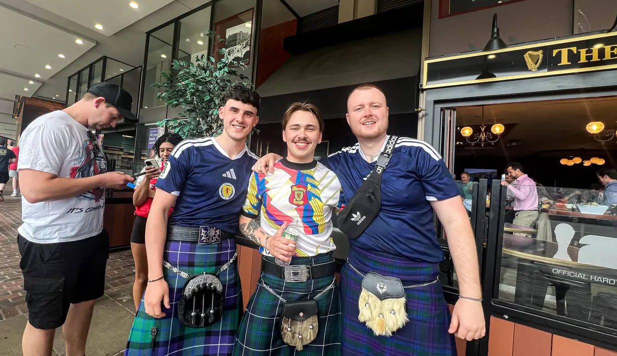Pendukung Timnas Skotlandia tampil mengenakan kilt tradisional saat berkunjung ke FIFA Fan Festival Boston, AS, Rabu (17/6/2026). Fan festival menjadi tempat berkumpulnya suporter dari berbagai negara selama Piala Dunia 2026. (KLY Sports/Hery Kurniawan/Adv/Powerade)