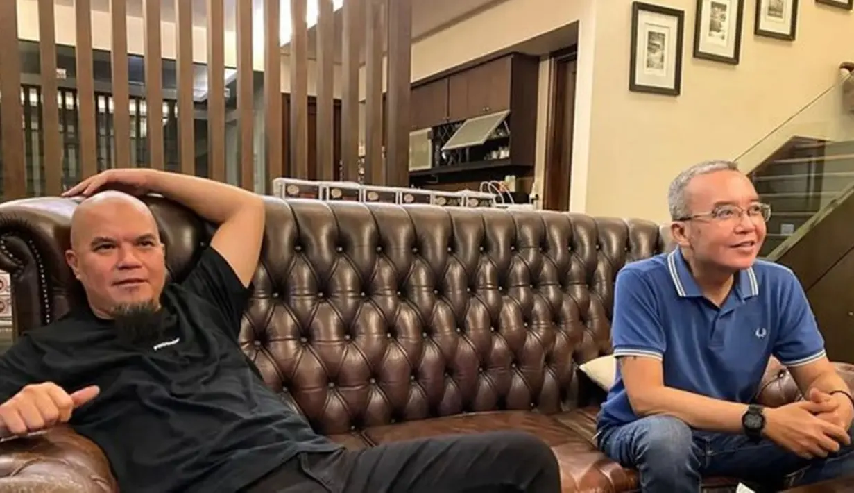 Beberapa waktu lalu, Ahmad Dhani juga mengunggah sebuah foto yang memperlihatkan kebersamaannya dengan sahabat lamanya itu. Dalam keterangannya ia menyebutkan bahwa Ari Lasso lah sosok yang selalu bersamanya sampai saat ini. (Liputan6.com/IG/@ahmaddhaniofficial)