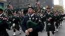 Tim Bagpipe petugas kebakaran Amerika Serikat beraksi dalam parade perayaan Hari Veteran di New York, Amerika Serikat, Rabu (11/11). Hari Veteran adalah hari libur nasional untuk menghormati jasa para tentara Amerika. (REUTERS/Shannon Stapleton)