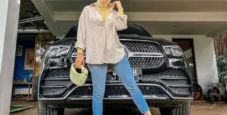 Simple tapi chic, padukan kemeja warna cream dengan inner warna kuning. Kemudian untuk bawahan, pilih celana jeans warna terang. (Instagram/_irishbella_).