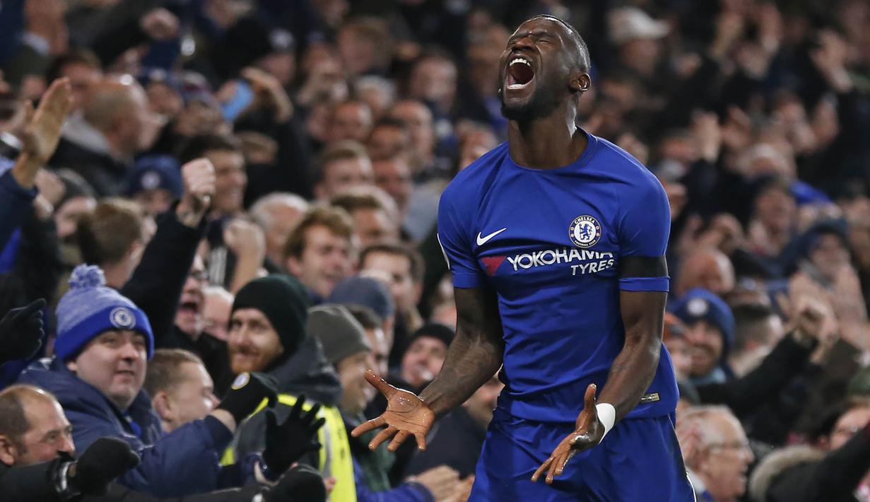 Bek Chelsea, Antonio Rudiger, merayakan gol yang dicetaknya ke gawang Swansea pada laga Premier League di Stadion Stamford Bridge, London, Rabu (29/11/2017). Chelsea menang 1-0 atas Swansea. (AFP/Ian Kington)
