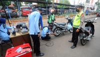 Adapun mekanisme tilang akan diberlakukan dengan besaran kendaraan roda dua atau motor tak lolos uji emisi sebesar Rp 250 ribu, sementara roda empat atau lebih sebesar Rp 500 ribu. (merdeka.com/Arie Basuki)