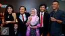 Sejumlah para pemain sinetron Preman Pensiun berpose usai mendapat penghargaan sebagai Sinetron Serial Terpuji FFB 2015, Bandung, Sabtu (13/9/2015). (Liputan6.com/Faisal R Syam)