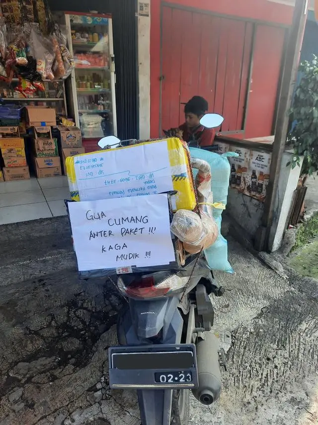 10 Potret Kurir saat Antar Barang Jelang Lebaran Ini Bikin Tepuk Jidat