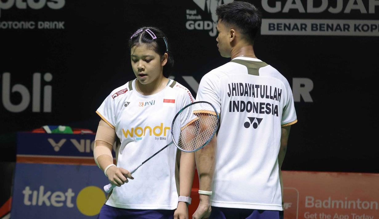 Usai interval, Jafar/Felisha semakin menjauh sekaligus menutup set pertama dengan skor 21-14. Tampak daam foto, pebulu tangkis ganda campuran Indonesia, Jafar Hidayatullah/Felisha Pasaribu saat bertanding melawan Kristoffer Kolding/Mette Werge (Denmark) di babak 32 besar Indonesia Masters 2026 di Istora Gelora Bung Karno, Senayan, Jakarta, Rabu (21/1/2026) siang. (Bola.com/Abdul Aziz)