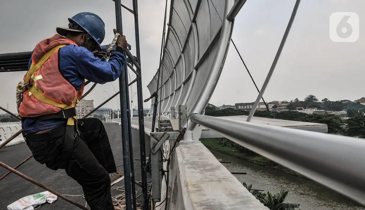 Aktivitas pekerja saat menyelesaikan pembangunan instalasi Flyover Cakung, Jakarta Timur, Selasa (16/3/2021). Progres pembangunan flyover yang menghubungkan kawasan Duren Sawit dengan Cakung tersebut saat ini telah mencapai 96,44 persen. (merdeka.com/Iqbal S. Nugroho)