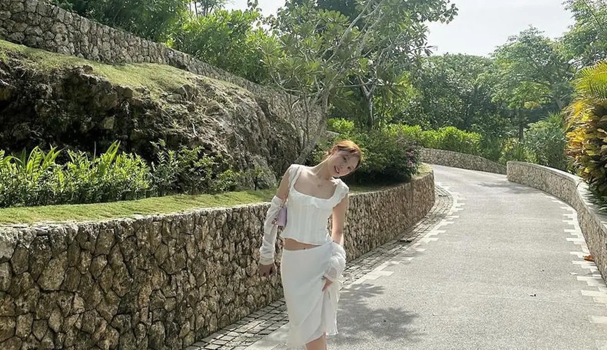 Mengenakan baju serba putih dari atasan model korset dan skirtnya. Nayeon mengikat rambut coklatnya dengan memerlihatkan wajah flawlessnya. [@nayeonyny]