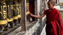 Seorang biksu muda saat memutar roda doa di biara Tawang. Ketika anak laki-laki bergabung dengan biara untuk menuntut ilmu, itu dengan syarat bahwa itu adalah komitmen seumur hidup. (AFP/Arun Sankar)