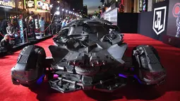 Batmobile kendaraan yang dipakai superhero Batman terlihat di karpet merah saat pemutaran film Justice League di Hollywood, California (13/1). Batmobile sedikit ada perubahan dengan senjata tambahan dibagian atas mobil. (AFP Photo/Robyn Beck)