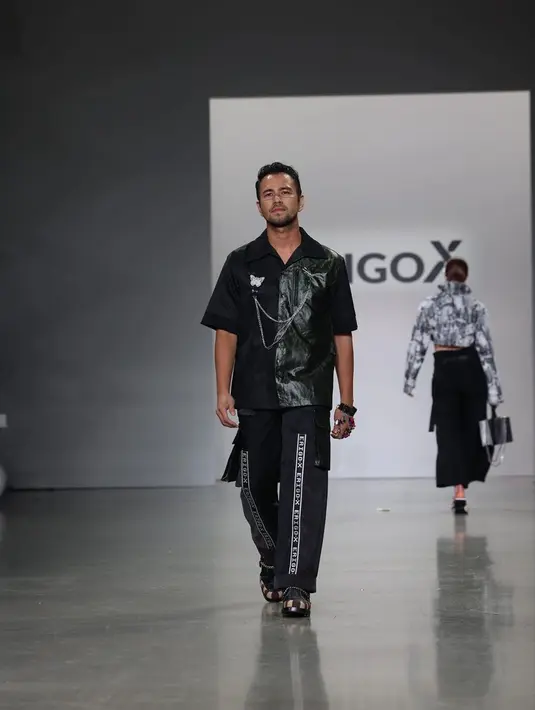 Artis multitalenta, Raffi Ahmad juga diketahui ikut dalam runway sebagai wakil dari brand fashion lokal Indonesia. Bahkan, penampilan ayah dua anak ini banjir pujian netizen. (Liputan6.com/IG/@erigostore)
