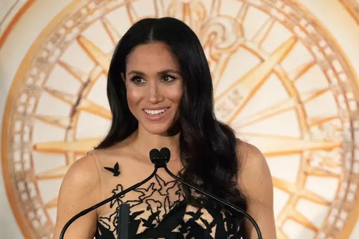 Anggunnya Meghan Markle dalam Balutan Gaun Seharga Rp 194,7 Juta