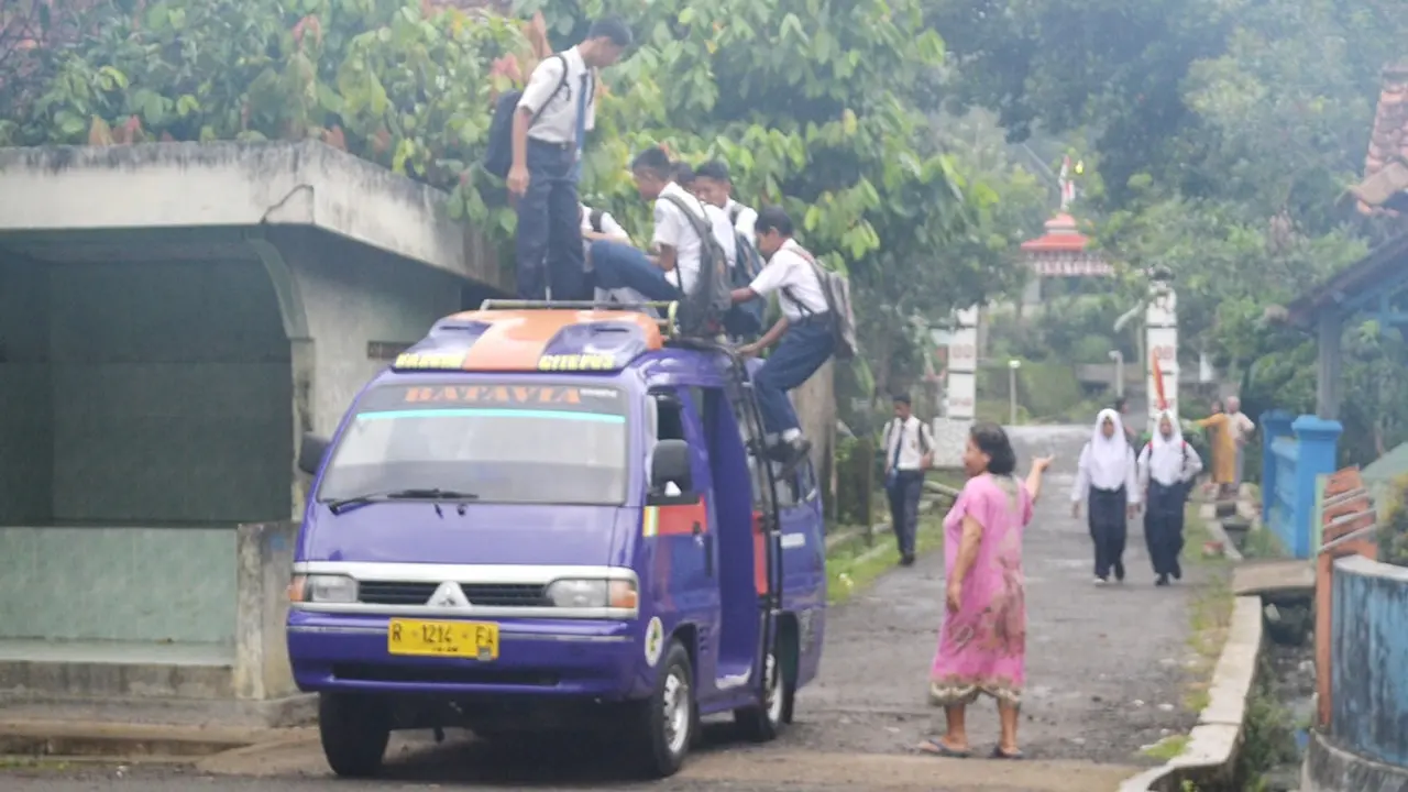 Anak-anak di Desa Citepus, Jeruklegi, Cilacap harus berdesakan dan menaiki atap angkutan pedesaan untuk sampai ke sekolahnya. (Foto: Liputan6.com Muhamad Ridlo)