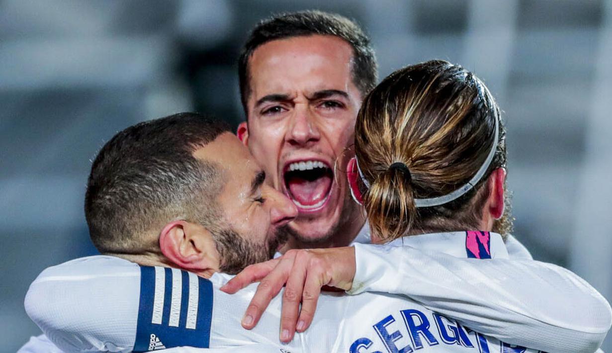 Para pemain Real Madrid merayakan gol yang dicetak oleh Karim Benzema ke gawang Athletic Bilbao pada laga Liga Spanyol di Stadion Alfredo Di Stefano, Rabu (16/12/2020). Real Madrid menang dengan skor 3-1. (AP/Bernat Armangue)