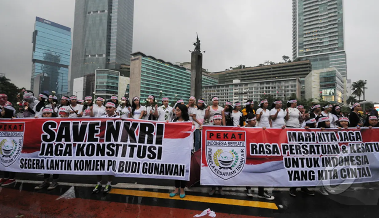 Puluhan wanita berkumpul di Bundaran HI, melakaukan aksi damai "Save Polri", Jakarta, Minggu (1/2/2015). (Liputan6.com/Herman Zakharia)