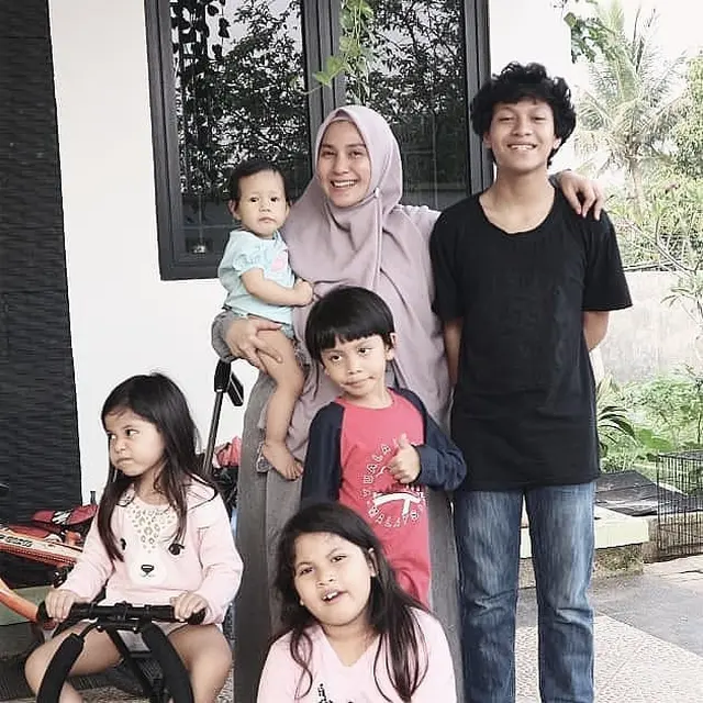 Jadi Ibu, Ini Potret 6 Mantan Penyanyi Cilik Era 90-an saat Momong Anak