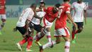 Penyerang Persija, Bambang Pamungkas berusaha lolos dari kawalan pemain Persipura saat lanjutan Liga 1 Indonesia di Stadion Patriot Candra Bhaga, Bekasi, Sabtu (8/7). Persija bermain imbang 1-1 dengan Persipura. (Liputan6.com/Helmi Fithriansyah)
