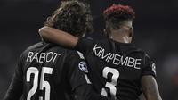 Gelandang Paris Saint-Germain (PSG) Adrien Rabiot (kiri) mencetak gol pembuka ke gawang Real Madrid pada leg pertama babak 16 besar Liga Champions di Santiago Bernabeu, Rabu (14/2/2018). (AFP/Gabriel Bouys)