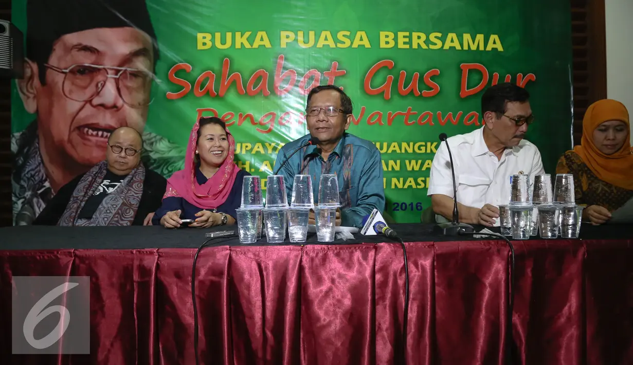 (Ki-ka) Jaya Suprana, Yenny Wahid, Mahfud MD, Menko Polhukam Luhut Panjaitan dan Mensos Khofifah Indar Parawansa bersiap memberikan keterangan kepada wartawan, Jakarta, Rabu (22/6). (Liputan6.com/Faizal Fanani)