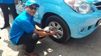Gaurav Gupta, Dirut PT Bridgestone Tire Indonesia (BSIN) mengecek tekanan ban dalam kampanye tire safety. (Hafid/Otosia)