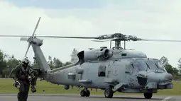 Penampakan Helikopter Angkatan Laut Amerika di Lanud Iskandar Pangkalan Bun  untuk meninjau langsung evakuasi kecelakaan dari pesawat AirAsia QZ8501 di Perairan Karimata, Kalteng, Selasa (6/1/2015). (Liputan6.com/Andrian M Tunay)