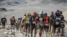 Para peserta berjalan saat mengikuti lomba marathon sejauh 250 kilometer di Gurun Ica, Kamis (30/11/2017). Marathon yang terbagi dalam enam tahapan ini diprediksi akan berakhir pada 4 Desember. (AFP/Jean-Philippe Ksiazek)