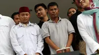 Dua terduga pelaku persekusi U dan M diperlihatkan di Polda Metro Jaya, Jakarta, Jumat (2/6). Reskrim Polres Jaktim menangkap dua pelaku persekusi terhadap PMA, 15 tahun, karena diduga menghina FPI dan Rizieq Syihab. (Liputan6.com/Immanuel Antonius)