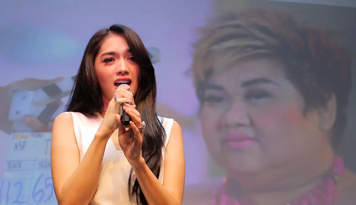 "Sapa yang bilang single parents ? Hahah aku nggak mau jawab. Udah intinya itu aja mohon doanya ya," kata Angel Karamoy di kawasan Senayan, Jakarta Pusat, baru-baru ini.  (Deki Prayoga/Bintang.com)