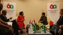 Menlu Retno Marsudi (kanan) berbincang dengan Menlu Afsel Maite Nkoana-Mashabane saat KAA ke-60 di JCC, Jakarta (19/4/2015). Pertemuan membahas ketidak hadiran Presiden Afsel Jacob Zuma akibat situasi keamanan dinegaranya.  (Liputan6.com/Herman Zakharia)