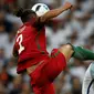 Bek Portugal, Bruno Alves, melanggar striker Inggris, Harry Kane, dalam laga persahabatan di Stadion Wembley, London, Kamis (2/6/2016). (AFP/Adrian Dennis)