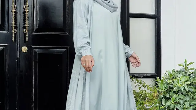 Gaya Hijab ala Aurel Hermansyah. (instagram/aurelie.hermansyah)